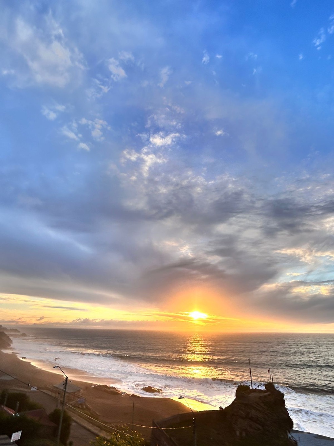 Atardecer sobre el océano Pacífico visto desde el Hotel Blanca Reyes en Pelluhue