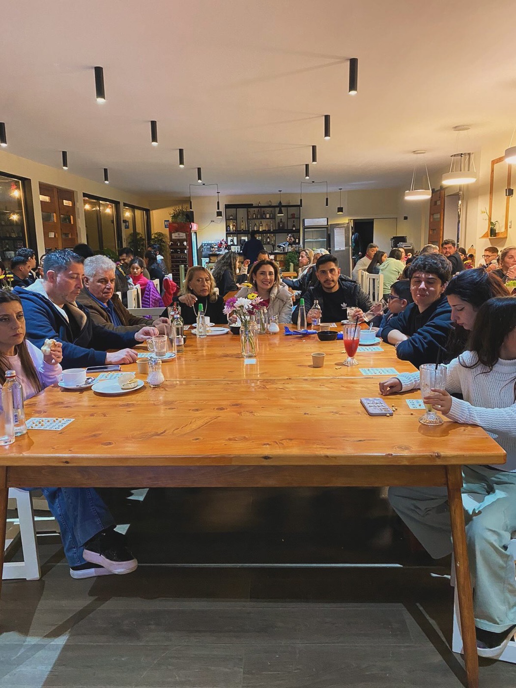 Comedor interior del restaurant Blanca Reyes con mesa larga y huéspedes