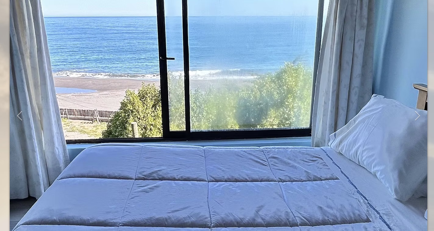 Habitación Doble del Hotel Blanca Reyes con ventanal y vista al océano Pacífico