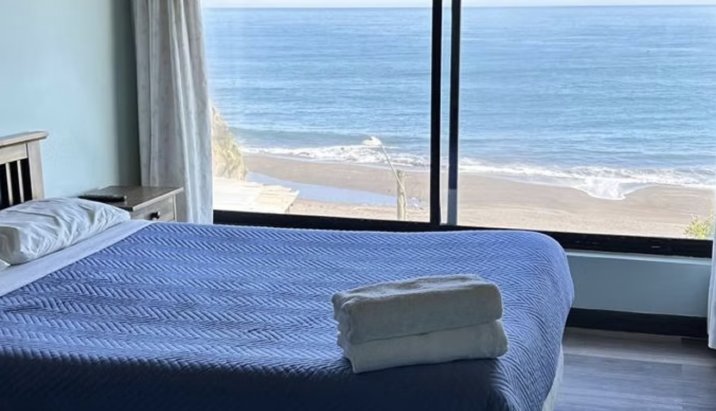 Habitación Triple del Hotel Blanca Reyes con ventanal y vista a la playa