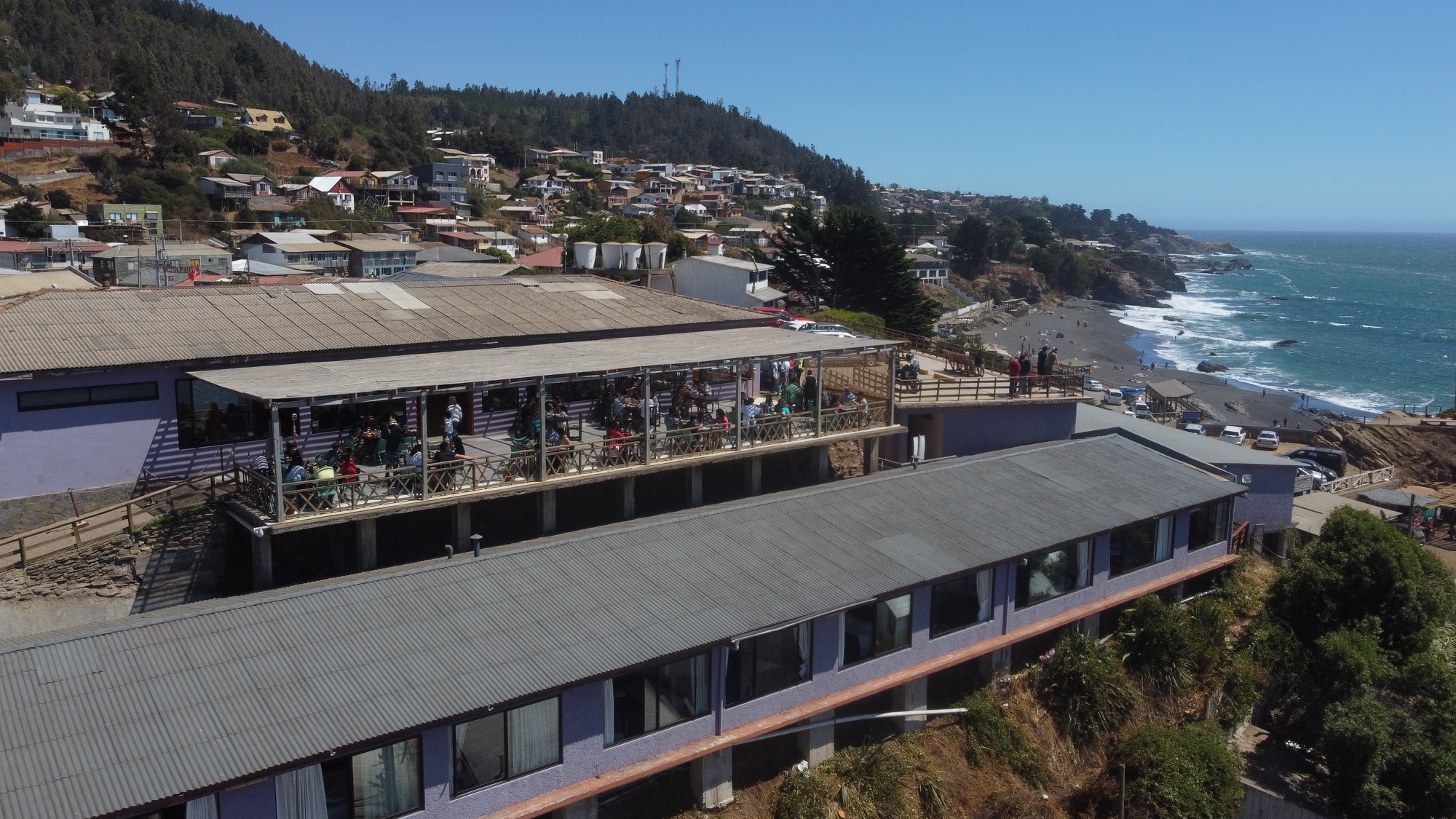Vista aérea del Hotel Blanca Reyes sobre la playa de Pelluhue, con su terraza frente al océano Pacífico