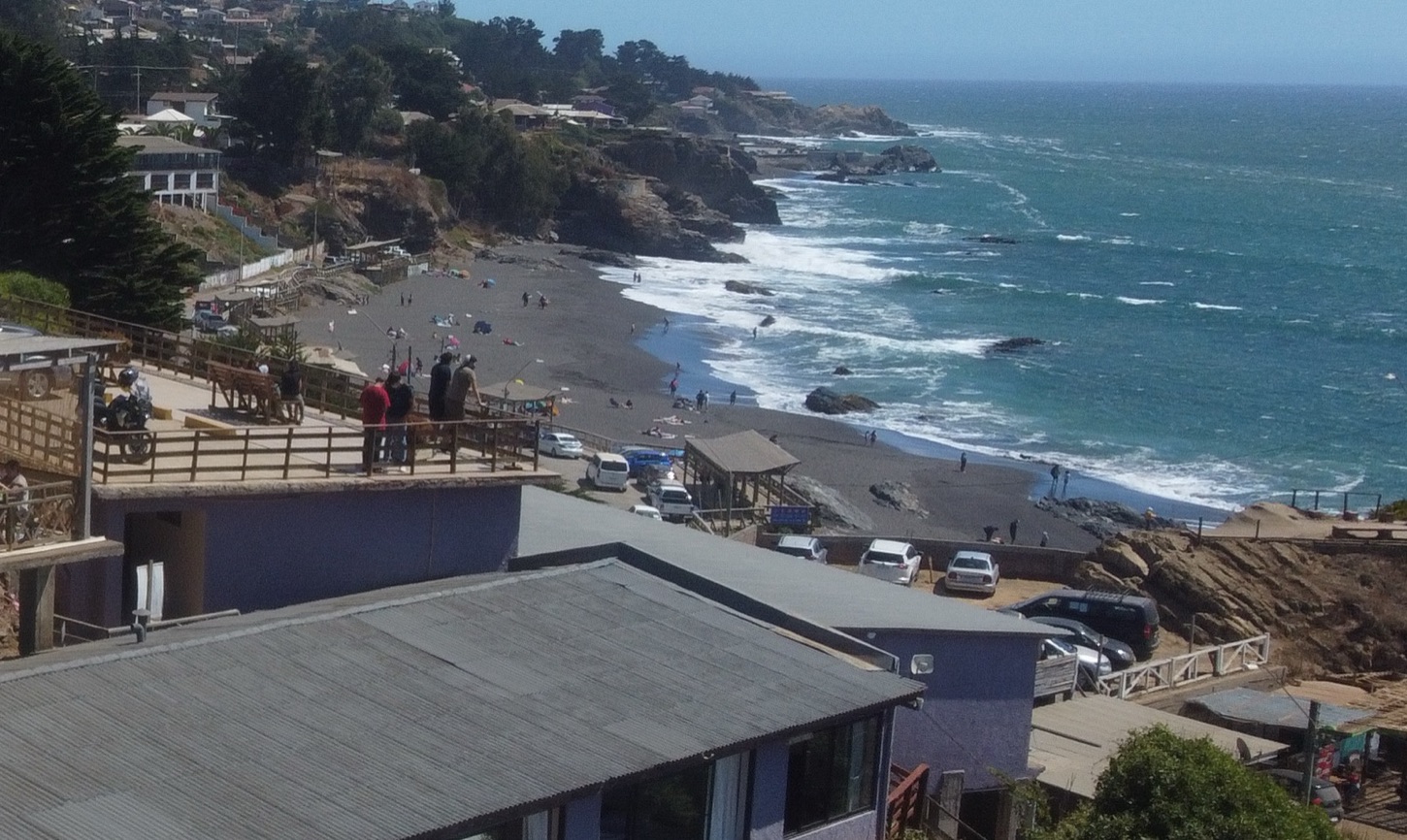 Playa de arena negra y costa rocosa de Pelluhue
